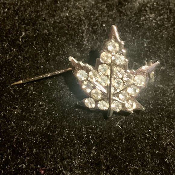 Vintage Maple Leaf Pin Brooch White Stones - Picture 5 of 5